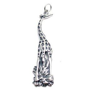 GIRAFFE CHARM IN STERLING SILVER.